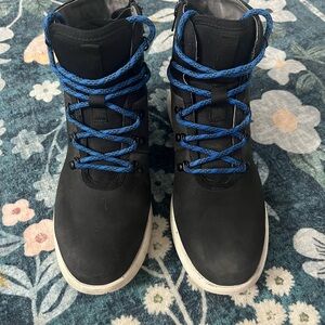 Bogs Women’s Juniper Hiker boots black with blue laces size 9.5 waterproof snow